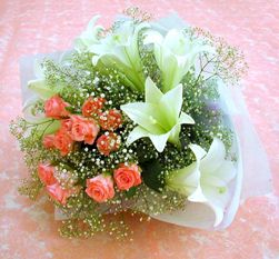  T�rkiye g�venli kaliteli h�zl� �i�ek  lilyum ve 7 adet g�l buket