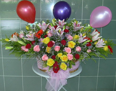  T�rkiye �i�ek sipari�i sitesi  sepet i�erisinde yayvan �i�ekler ve balon