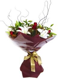  T�rkiye �i�ek g�nderme  7 adet kirmizi g�l 2 adet kazablanka buketi