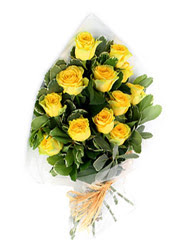  T�rkiye anneler g�n� �i�ek yolla  12 li sari g�l buketi.