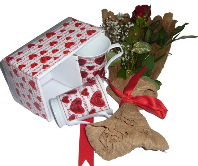  T�rkiye ucuz �i�ek g�nder  2 adet kalpli kupa ve kirmizi g�l buketi