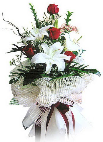  T�rkiye �i�ek g�nderme sitemiz g�venlidir  4 kirmizi g�l , 1 dalda 3 kandilli kazablanka
