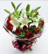 11 adet k�rm�z� g�l 1 dal kazablanka buket  T�rkiye �i�ek g�nderme sitemiz g�venlidir 