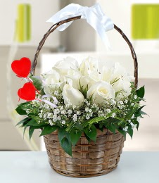Sepet i�erisinde 7 adet beyaz g�l  T�rkiye �i�ek�i telefonlar� 