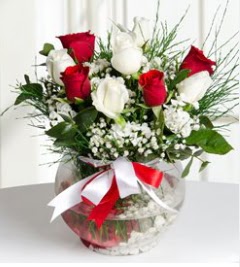 5 adet beyaz 4 adet k�rm�z� g�l vazo tanzimi  T�rkiye anneler g�n� �i�ek yolla 