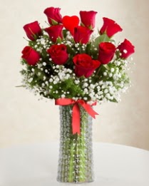 11 Adet k�rm�z� g�l 1 adet kalp �ubuk vazoda  T�rkiye �i�ek g�nderme 