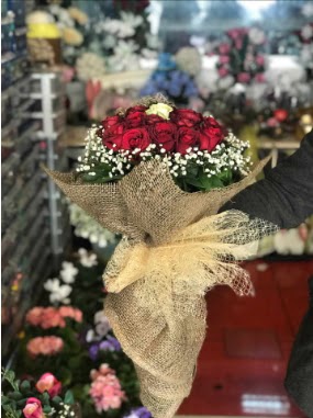 12 adet k�rm�z� 1 adet beyaz g�l buketi  T�rkiye �i�ek yolla 