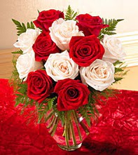  T�rkiye �i�ek�iler  5 adet kirmizi 5 adet beyaz g�l cam vazoda