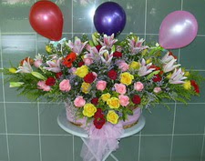  T�rkiye �i�ek sipari�i sitesi  sepet i�erisinde yayvan �i�ekler ve balon