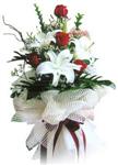  T�rkiye �i�ek g�nderme sitemiz g�venlidir  4 kirmizi g�l , 1 dalda 3 kandilli kazablanka