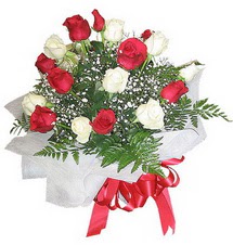  T�rkiye �nternetten �i�ek sipari�i  12 adet kirmizi ve beyaz g�ller buket