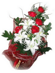  T�rkiye 14 �ubat sevgililer g�n� �i�ek  5 adet kirmizi g�l 1 adet kazablanka �i�egi buketi