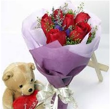 15 cm boyularinda ayicik ve 9 adet yapay g�l buket