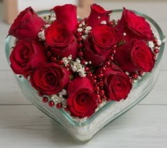 Kalp i�erisinde 7 adet k�rm�z� g�l  T�rkiye online �i�ek�i , �i�ek sipari�i 