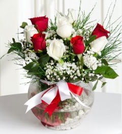 5 adet beyaz 4 adet k�rm�z� g�l vazo tanzimi  T�rkiye anneler g�n� �i�ek yolla 