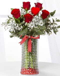 5 adet k�rm�z� g�l kalp �ubuk cam vazoda  T�rkiye kaliteli taze ve ucuz �i�ekler 