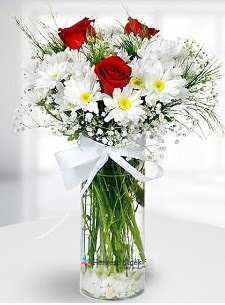 3 k�rm�z� g�l ve krizantemler camda  T�rkiye uluslararas� �i�ek g�nderme 