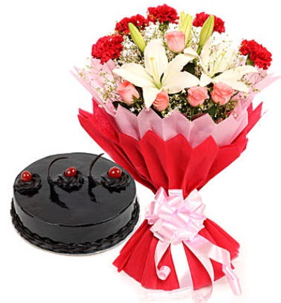 Kar���k mevsim buketi ve 4 ki�ilik ya� pasta  T�rkiye �i�ek g�nderme 